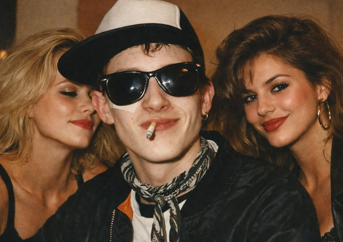 Dam-CPH-shadow-in-your-hands-header